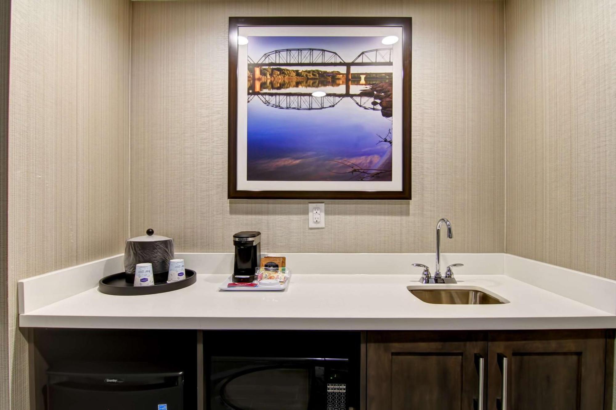 Hampton Inn & Suites By Hilton Saskatoon Airport Buitenkant foto